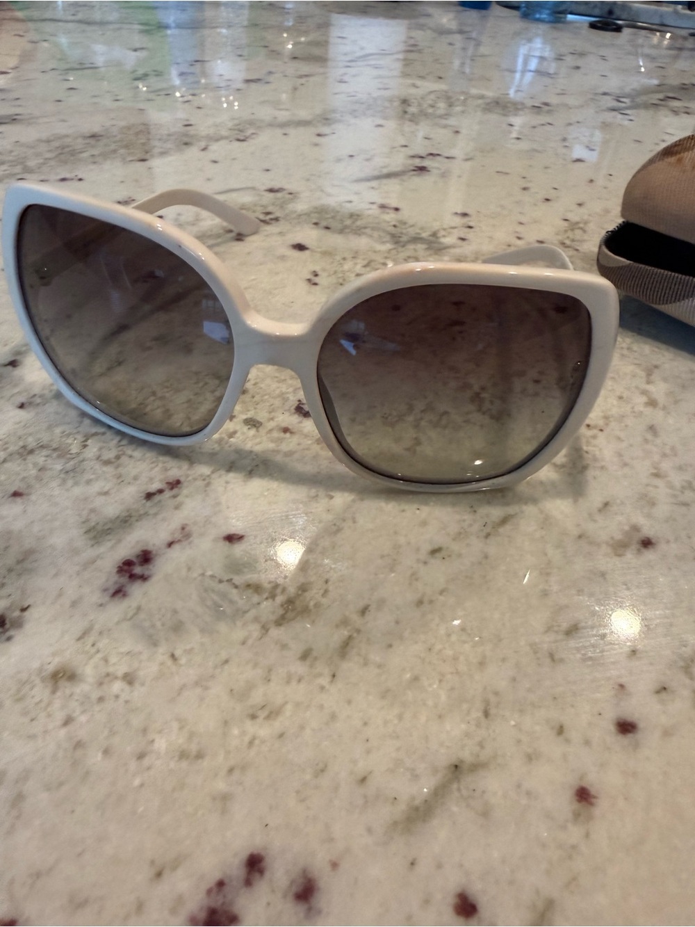 Burberry White Oversized Sunglasses with Brown Gradient Lenses